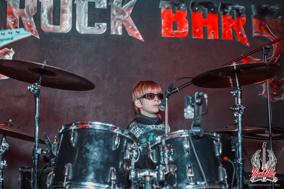 Самому маленькому ученику 5 лет, играет в группе