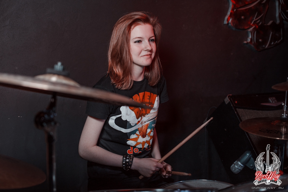 Играет в группе образованной прямо в школе рока